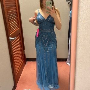 gorgeous blue prom dress !